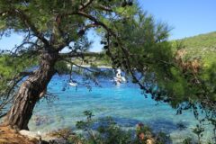 Ege kıyısında Bodrum ile Çeşme’yi karşılaştıran sahil oteli ve turkuaz deniz manzarası