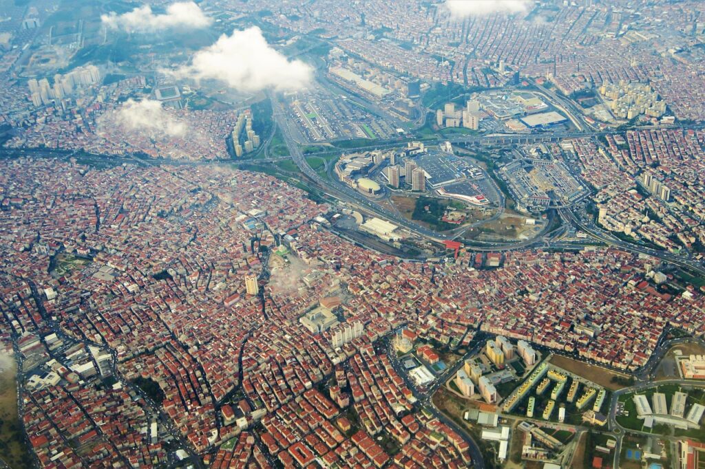 Deniz üzerinden İstanbul silüetinin günbatımı görünümü