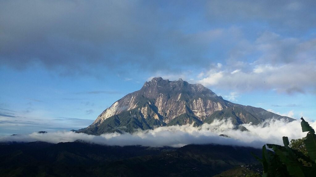 Kinabalu Dağı'nın taşlık zirve bölgesi ve bulutlar