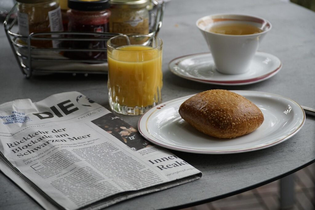 Nehir kenarında çay ve tatlı molası veren bir kafe