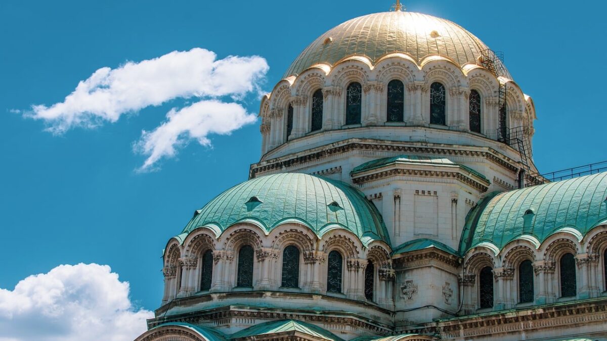 Bütçe dostu Avrupa gezisi için uygun fiyatlı bir Balkan şehrinin tarihi meydanı ve renkli binaları