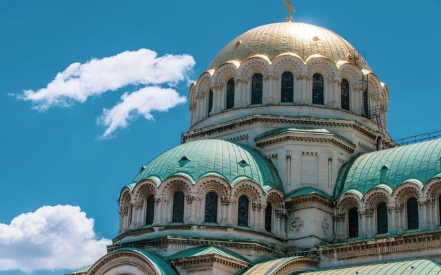 Bütçe dostu Avrupa gezisi için uygun fiyatlı bir Balkan şehrinin tarihi meydanı ve renkli binaları