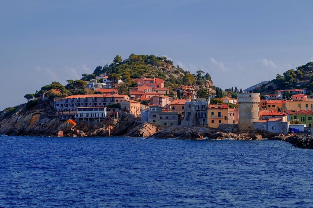 Cunda Adası'nda taş evler ve sahil manzarası