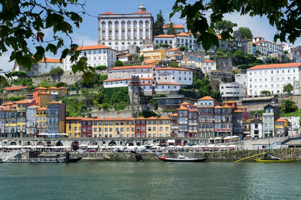 Douro Nehri kıyısındaki renkli Porto evleri