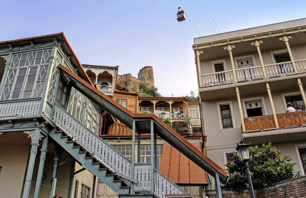 Tiflis Eski Şehir'in ahşap balkonlu evleri
