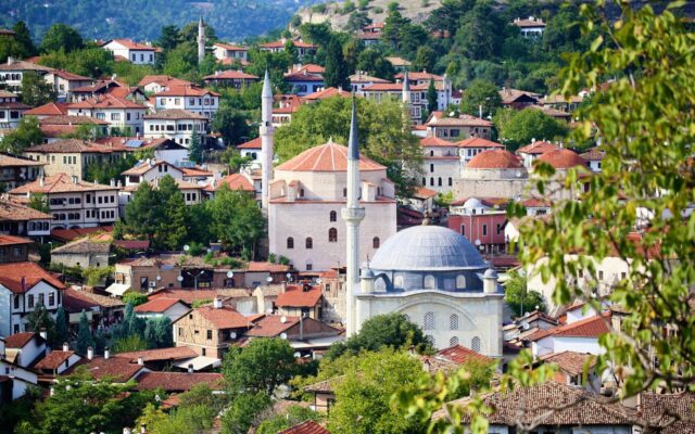Safranbolu'da taş sokak ve geleneksel Osmanlı konakları