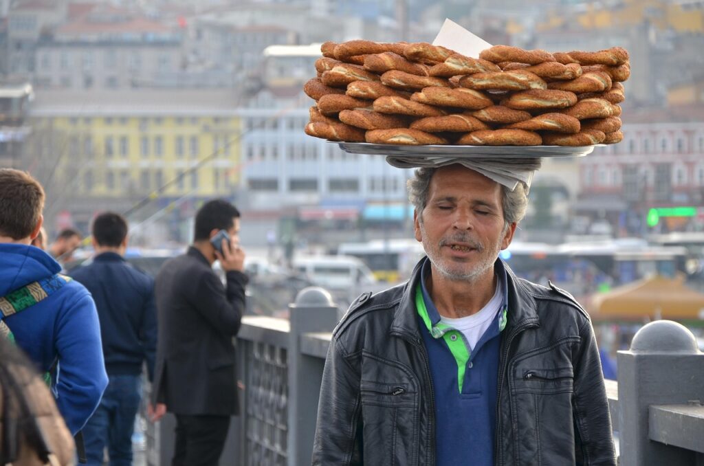 İstanbul'da bir simitçi ve sokak satışı