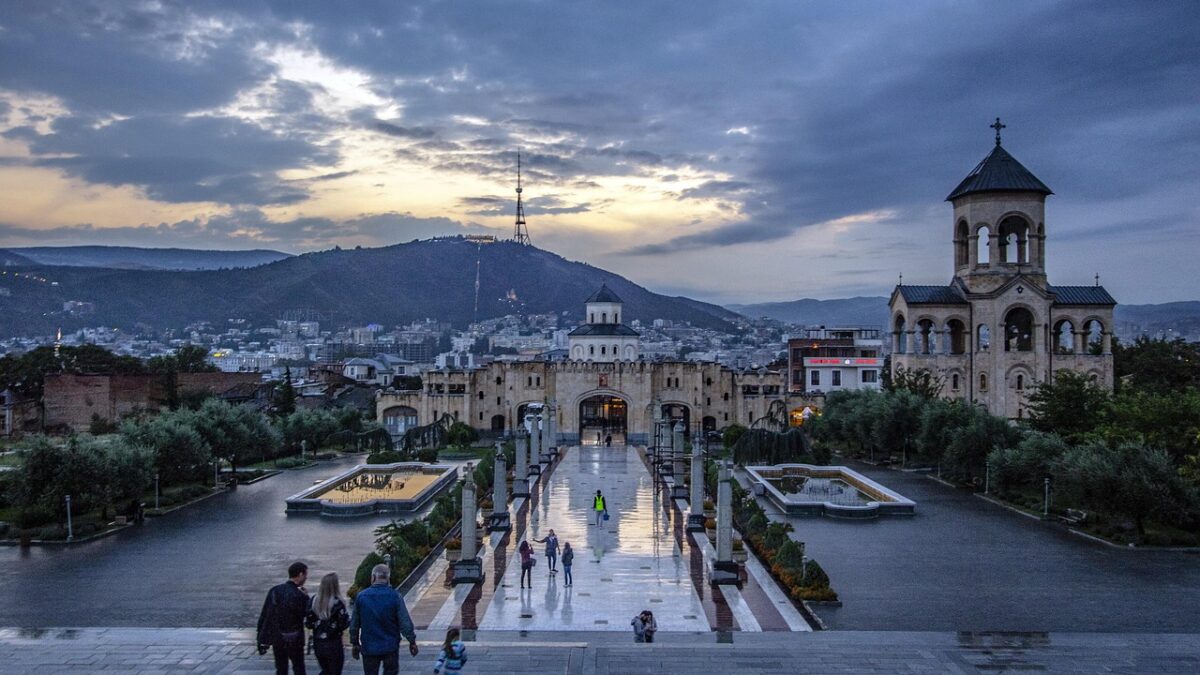 Yurtdışı tatil bütçesi planlanırken harita, not defteri ve uçak bileti