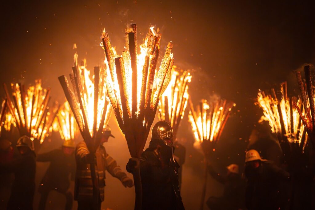 İngiltere'de Guy Fawkes Gecesi için yapılan fener geçidi