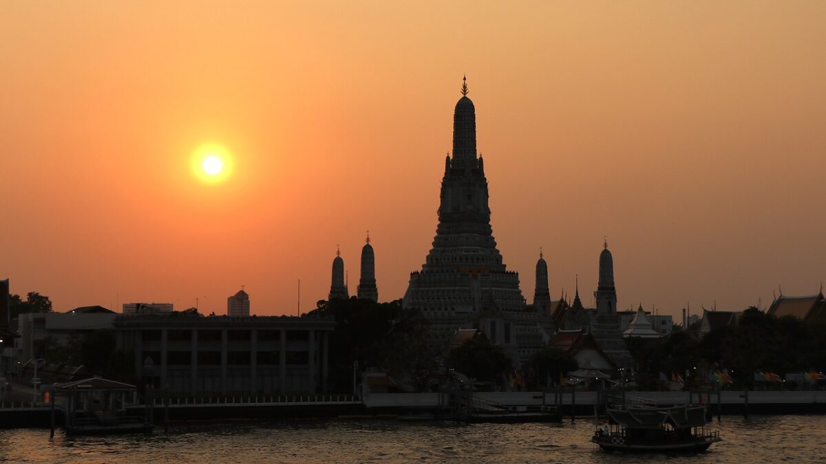 Bangkok'ta nehir kenarındaki Wat Arun tapınağı ile Chiang Mai karşılaştırma rehberi kapak görseli