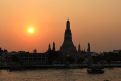 Bangkok'ta nehir kenarındaki Wat Arun tapınağı ile Chiang Mai karşılaştırma rehberi kapak görseli
