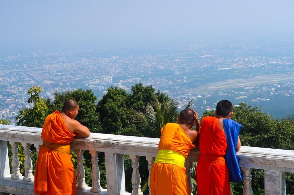 Chiang Mai yakınlarındaki Doi Suthep tapınağına giden dağ manzarası