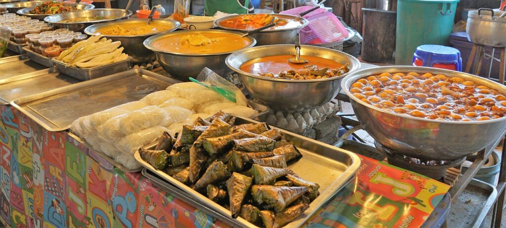 Bangkok sokaklarında yemek tezgâhı ve yerel lezzetler