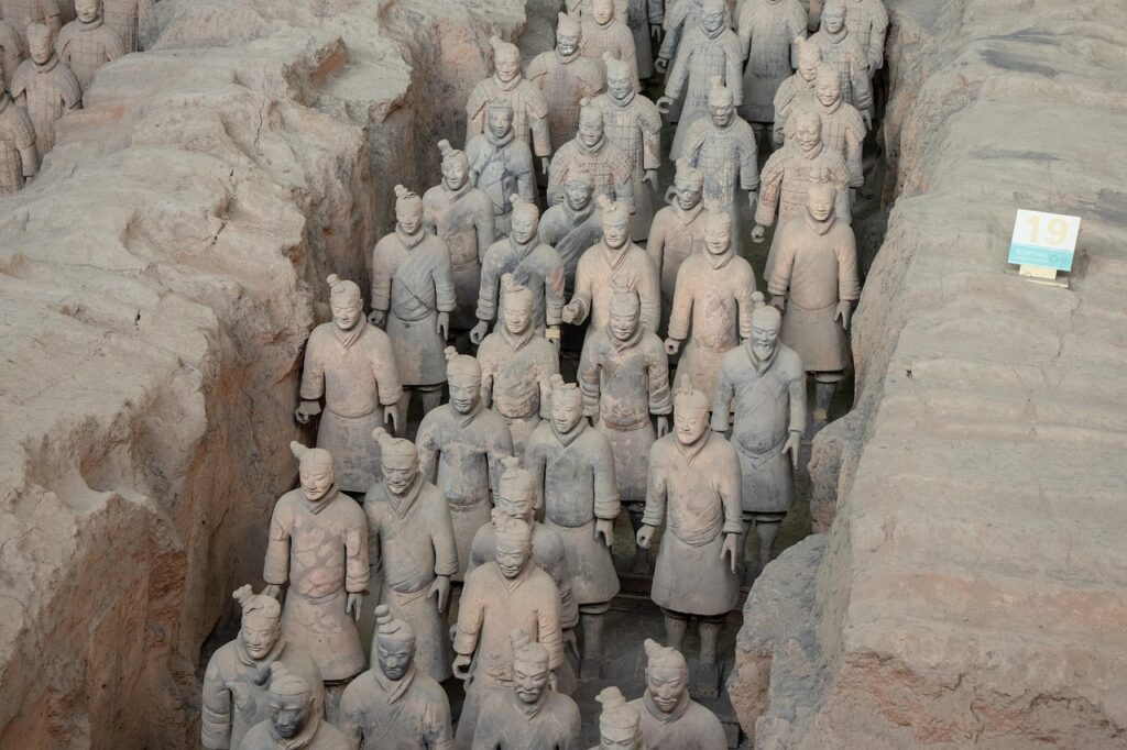 Xi'an'daki Terrakota Ordusu'nun pişmiş toprak asker heykelleri