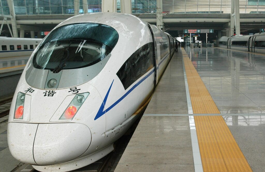 Pekin'de yüksek hızlı tren istasyonunda bekleyen yolcular
