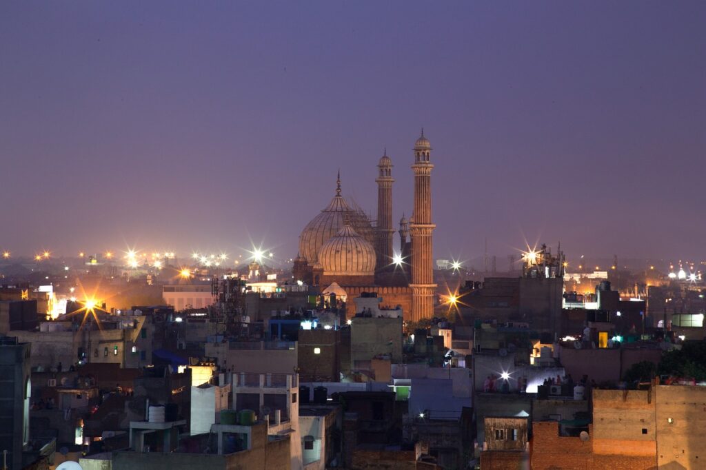 Delhi'nin Chandni Chowk çarşısında dar sokaklar ve renkli dükkanlar