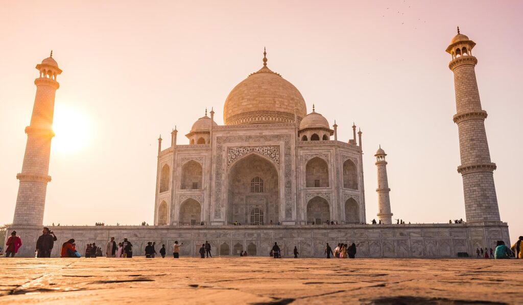 Sabah ışığında Taj Mahal manzarası