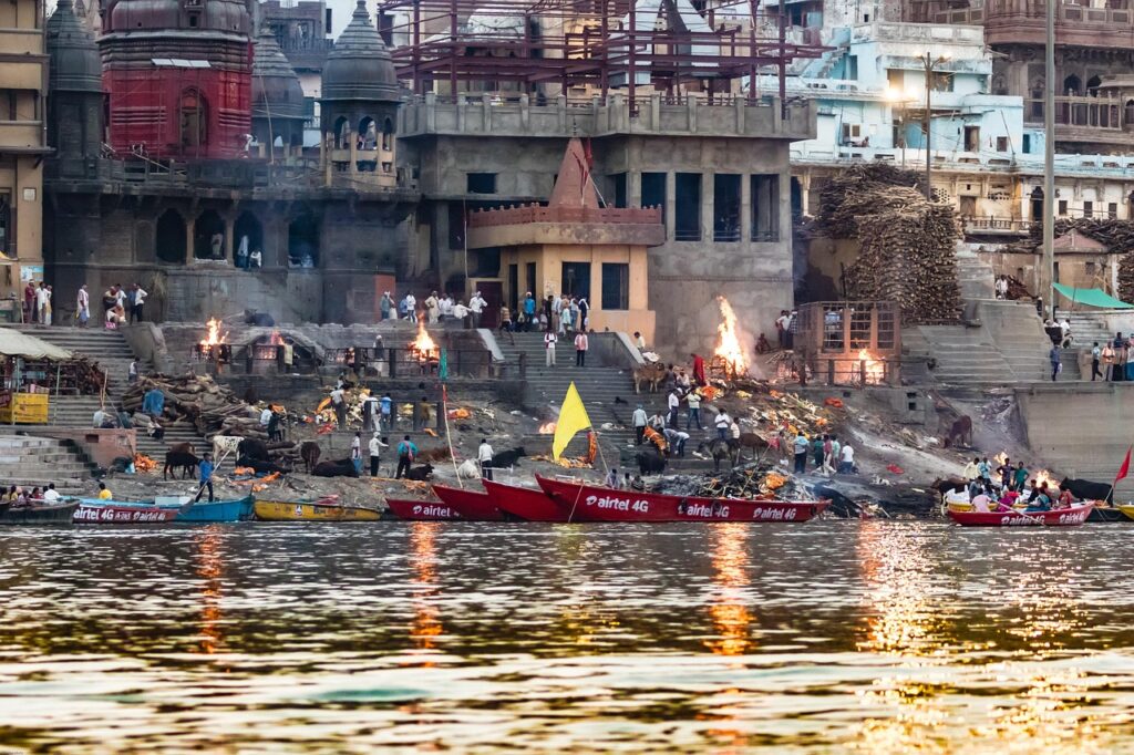 Varanasi'de Ganj kıyısında sabah kayıkları