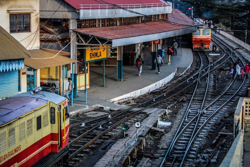 Hindistan'da tren istasyonunda bekleyen yolcular