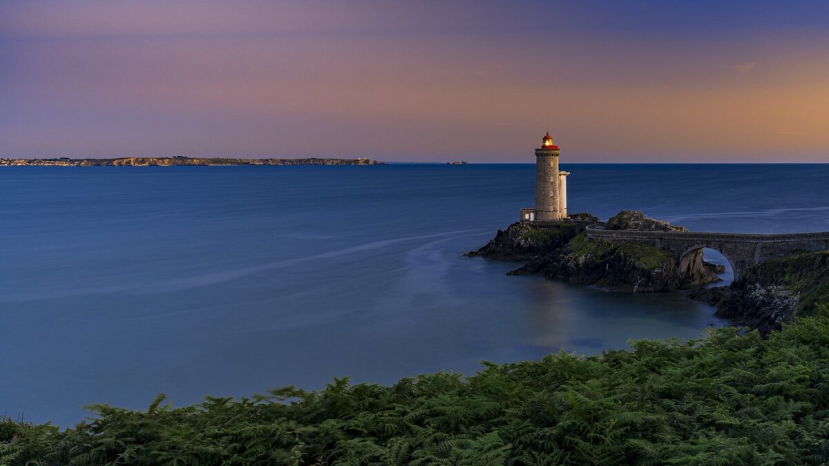 Türkiye kıyısında denize bakan tarihi bir deniz feneri