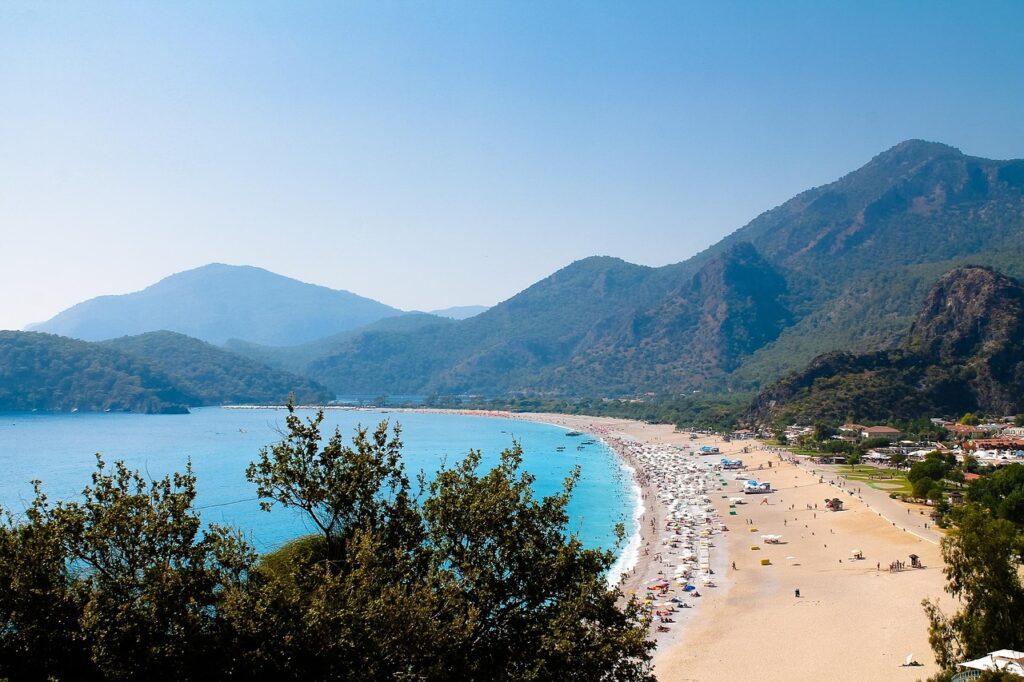 Ege kıyısında denize bakan otel balkonu ve mavi deniz manzarası