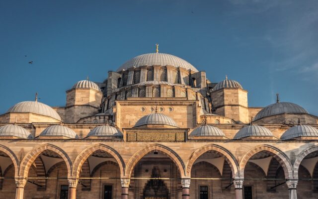 Divriği Ulu Camii'nin taş işlemeli kapısı ve tarihi cephesi