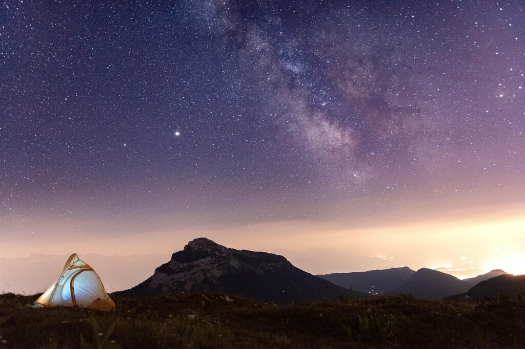 Doğu Anadolu'da kamp ateşi ve gece gökyüzü