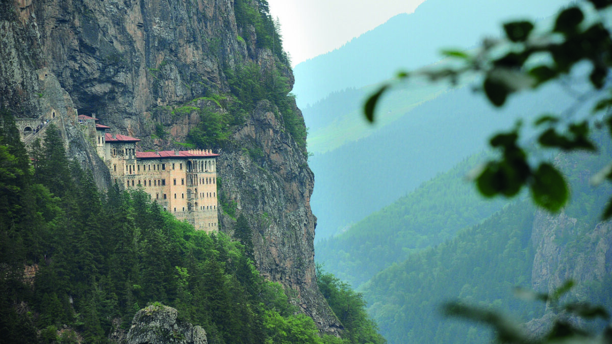 Doğu Karadeniz yaylası ve sis altındaki yeşil dağlar, karavan rotası için bir manzara