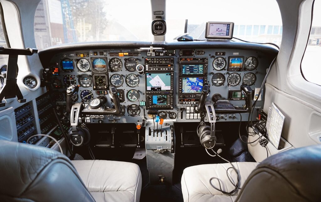 Manzaralı bir noktada uçuş öncesi hazırlık yapan drone pilotu