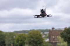 Dağ manzarası üzerinde uçan bir drone ile seyahat fotoğrafçılığı