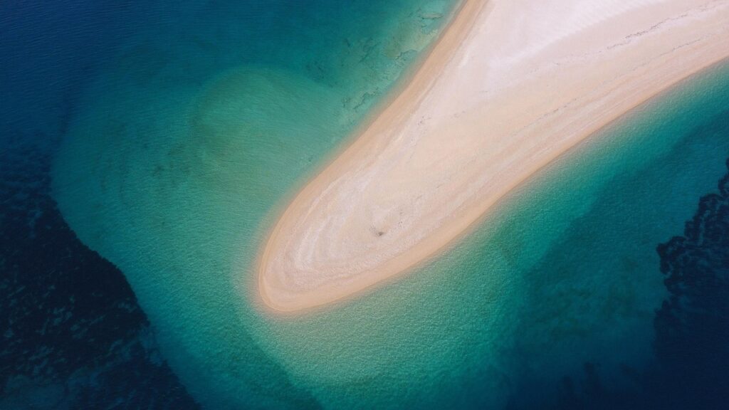 Brač adasındaki Zlatni Rat plajı ve turkuaz deniz