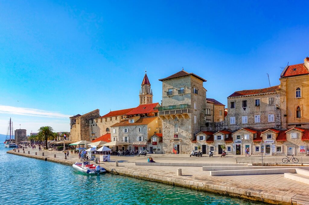 Trogir'in dar taş sokakları ve tarihi kent dokusu