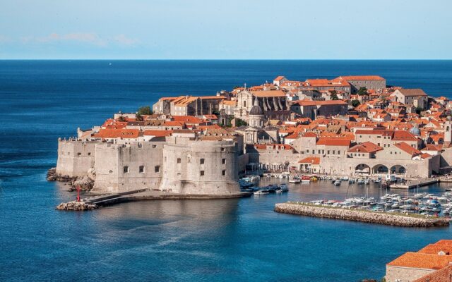Dubrovnik'in denize bakan Ortaçağ surları ve kırmızı çatılı eski şehir manzarası