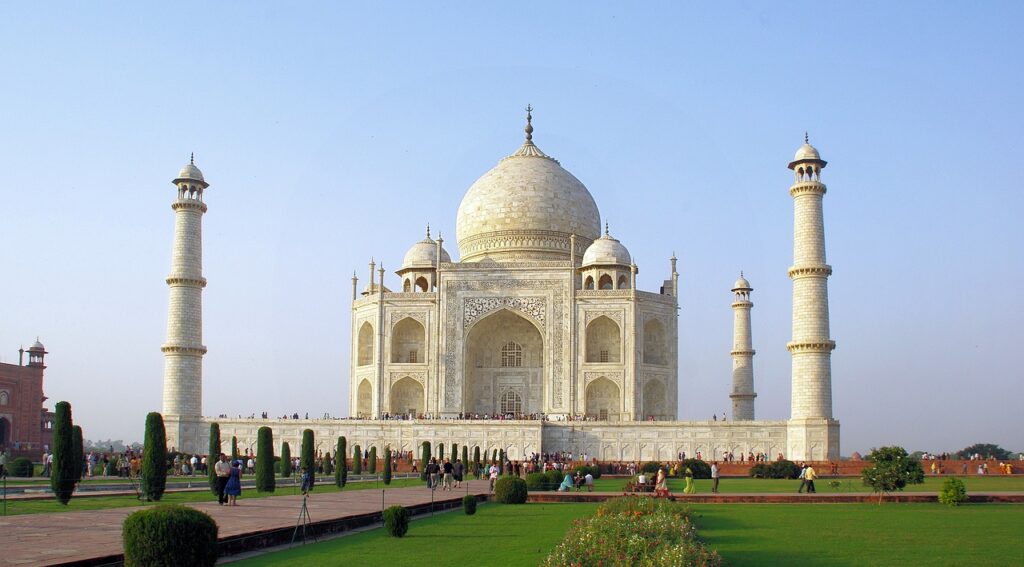 Agra'daki Taj Mahal'in beyaz mermer kubbesi ve minareleri