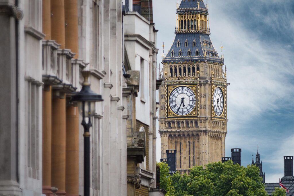 Londra'daki Elizabeth Kulesi ve saat kadranı