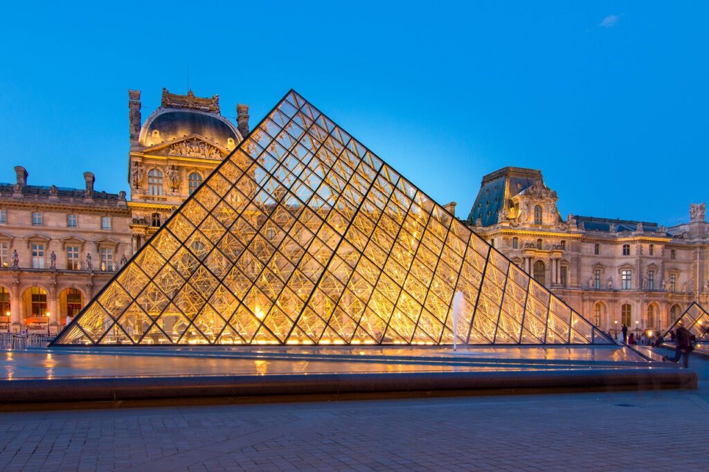 Louvre Müzesi'nin giriş avlusundaki cam piramit