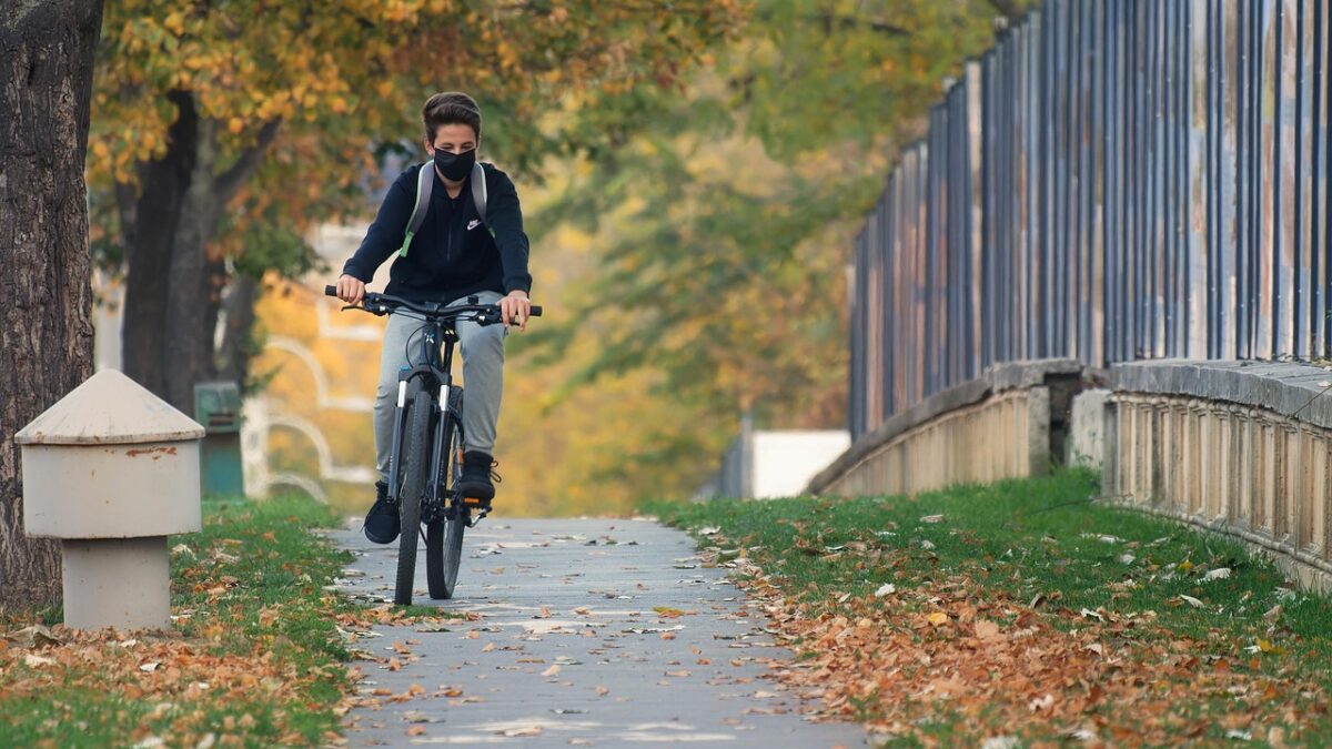 Nehir kenarındaki bisiklet yolunda pedal çeviren bir gezgin