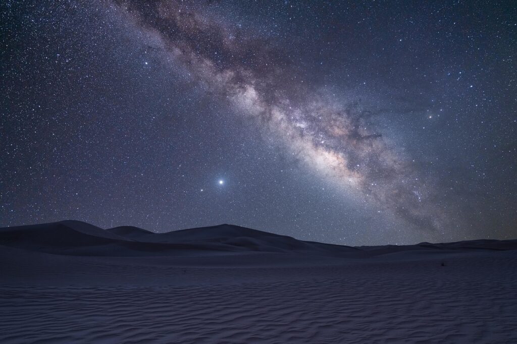 Atacama Çölü'nün üzerinde parlayan Samanyolu