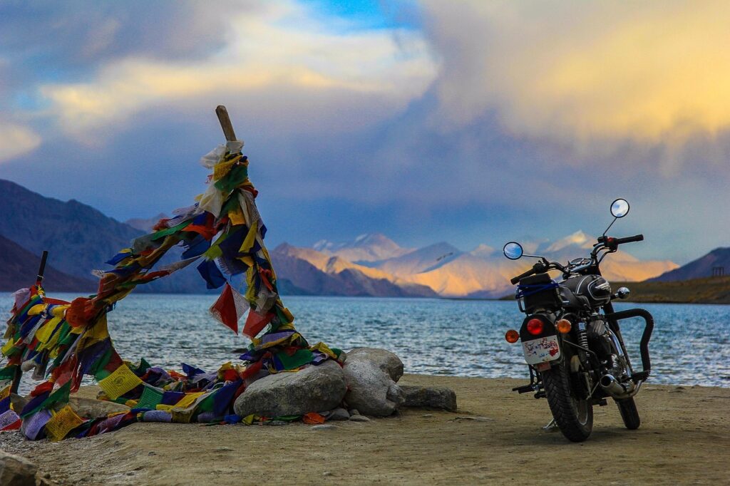 Hindistan'da Pangong Gölü'nün dağlar arasında değişen renkleri