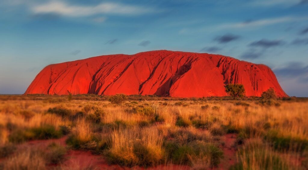 Uluru kayalığının akşam güneşinde kızıla dönen yüzeyi
