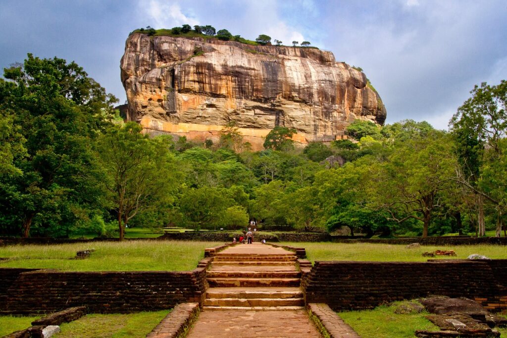 Sabah ışığında Sigiriya kaya kalesi ve çevresindeki orman