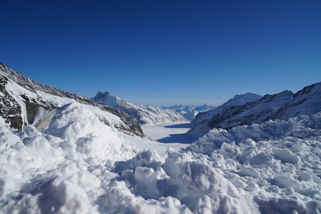 Jungfrau bölgesinde karlı dağlara çıkan dağ treni