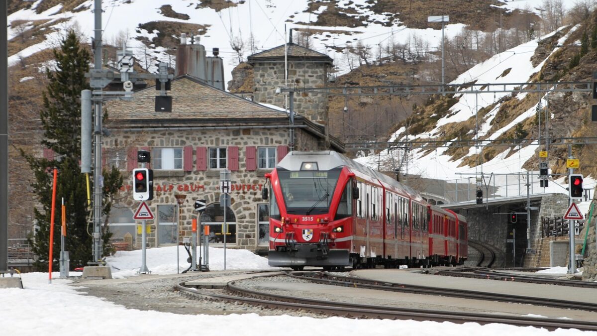 Dağlık manzarada ilerleyen manzaralı bir tren ve pencereden görünen vadi