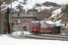 Dağlık manzarada ilerleyen manzaralı bir tren ve pencereden görünen vadi
