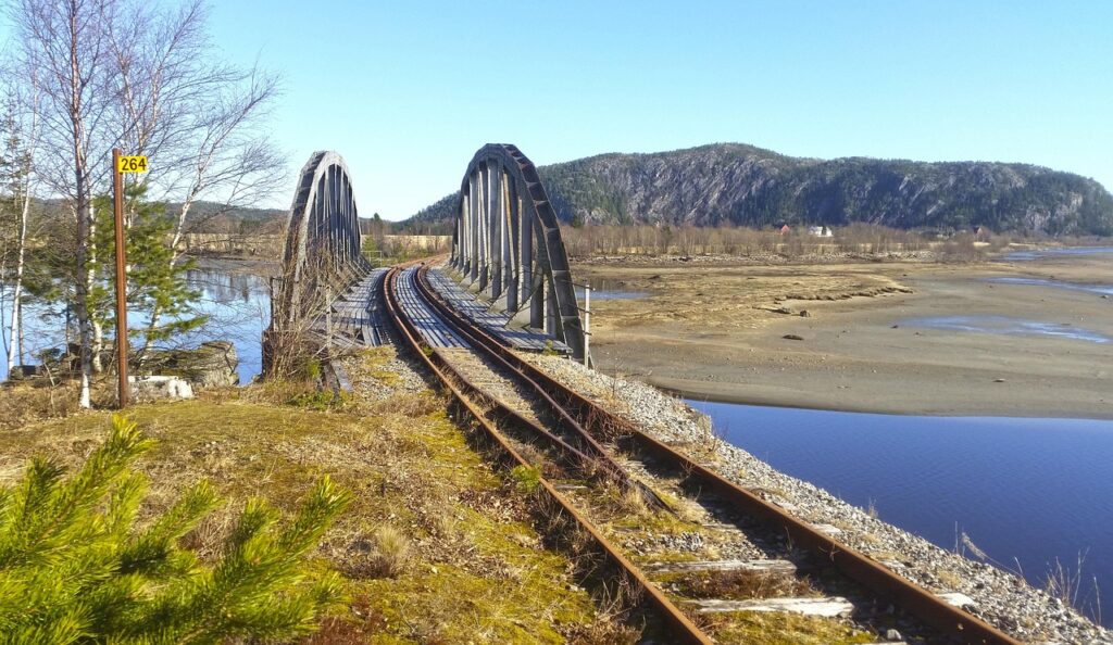 Norveç'te dik yamaçlar arasından geçen demiryolu hattı