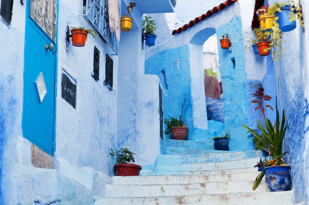 Chefchaouen medinesinde mavi boyalı duvarlar ve dar bir sokak