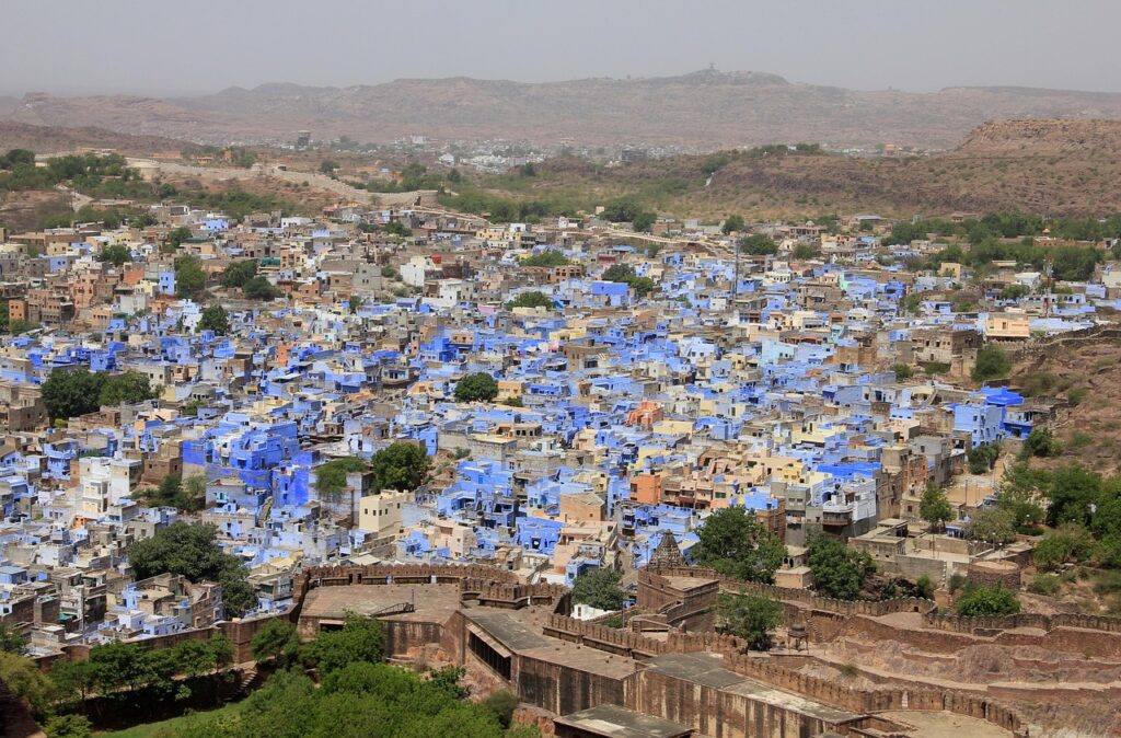 Jodhpur'da mavi evlerin üzerinde yükselen tepe kalesi manzarası
