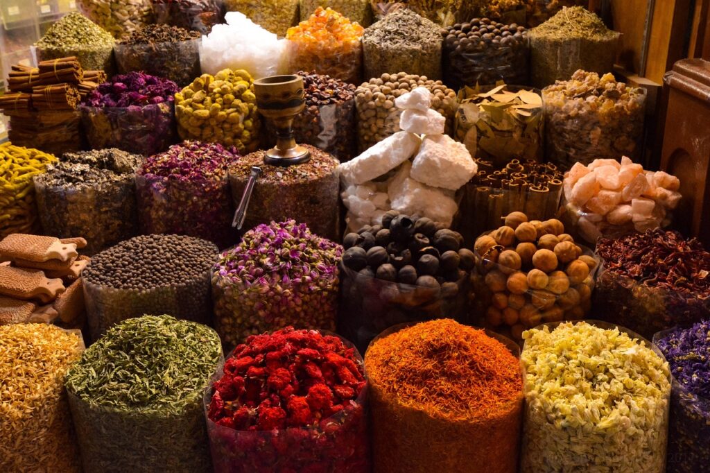 Marakeş pazarında renkli baharat tezgâhları