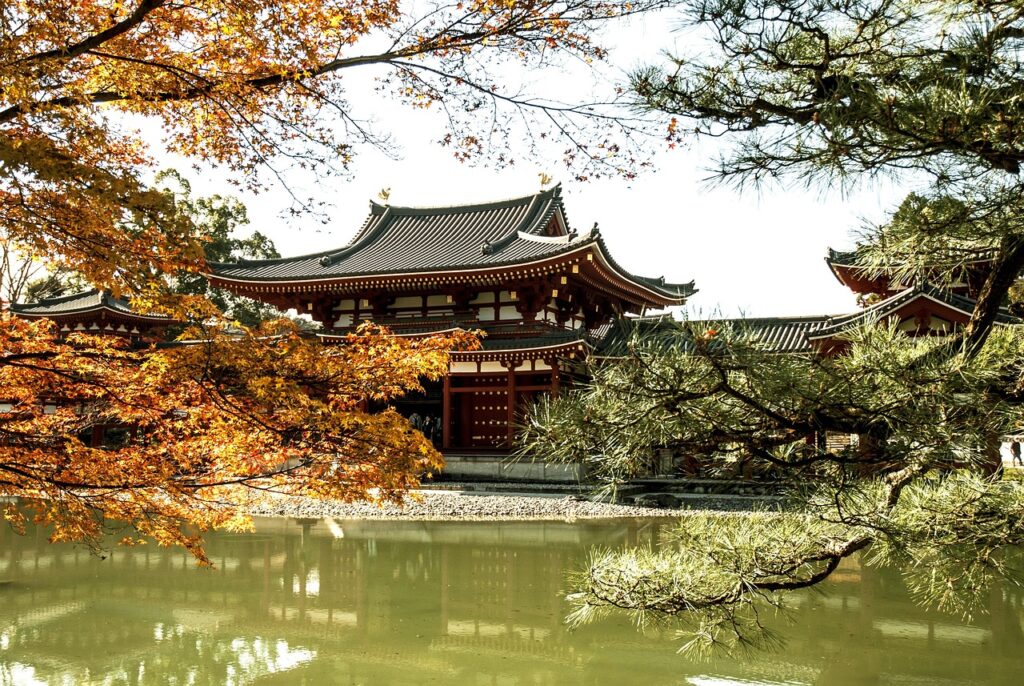 Sonbaharda Kyoto'da bir tapınak manzarası