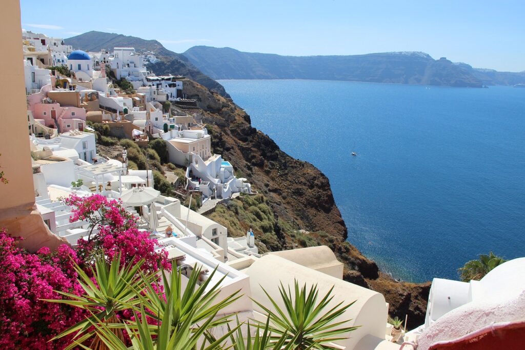 Santorini'de beyaz evler ve Ege Denizi